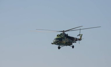 mavi gökyüzüne karşı askeri helikopter.