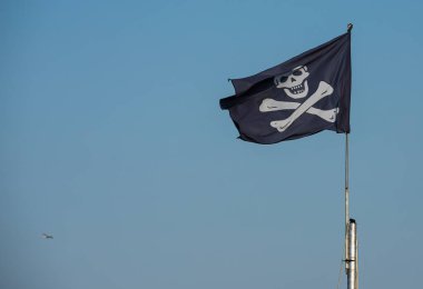 jolly roger. Korsan bayrağı. Mavi gökyüzünün arka planı..