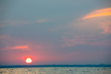 Gölün üzerinde güzel kırmızı ve orangutan gün batımı.