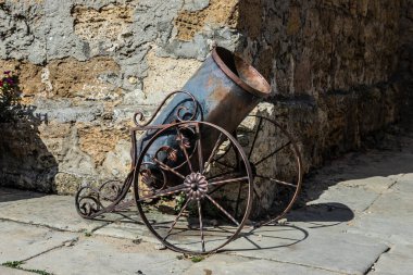 Antik top. Kalede eski silahlar.