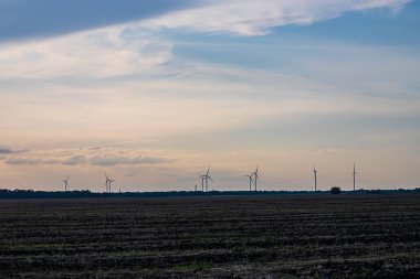 Rüzgar jeneratörü doğanın ortasına kurulmuş..