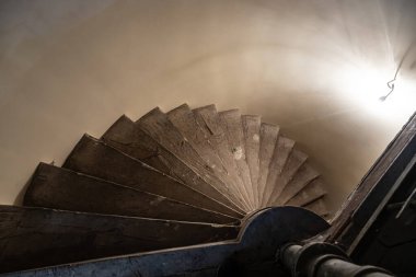 Çok eski spiral merdiven üst görüntüsü.