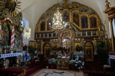 Güneşli sonbahar gününde, Zbarazh Ukrayna 'daki eski taş kilise..