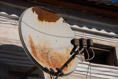 Televizyon uydusu parabolik anten evin duvarına bağlı..