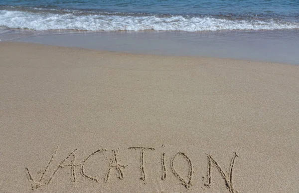 Iscrizione Mano Parola Vacanza Sulla Spiaggia Sabbia Tropicale Carta Viaggio — Foto Stock