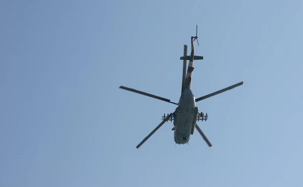 Helicóptero Militar Contra Céu Azul — Fotografia de Stock