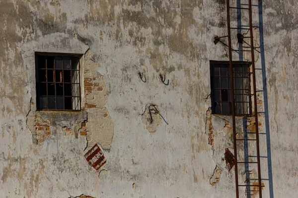 Exterior Antigo Edifício Tijolos Com Escada Incêndio Enferrujada — Fotografia de Stock