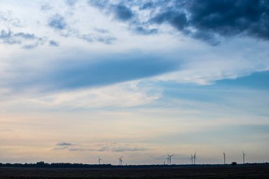Rüzgar jeneratörü doğanın ortasına kurulmuş.