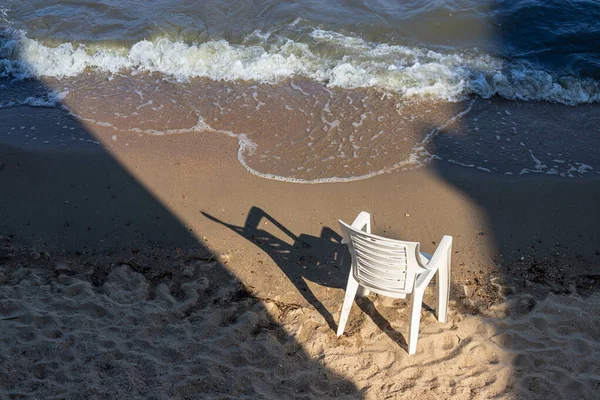 Sillón Plástico Blanco Playa Húmeda Tiempo Soleado Caliente Con Sombra —  Fotos de Stock