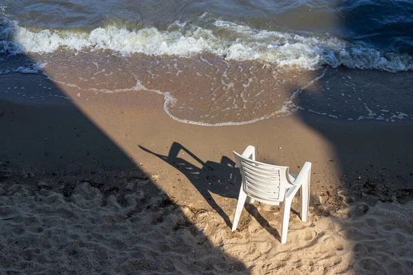 Fehér Műanyag Fotel Nedves Strandon Forró Napsütéses Időben Árnyékkal Kék — Stock Fotó