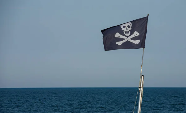 Alegre Roger Bandera Pirata Sobre Fondo Del Cielo Azul —  Fotos de Stock