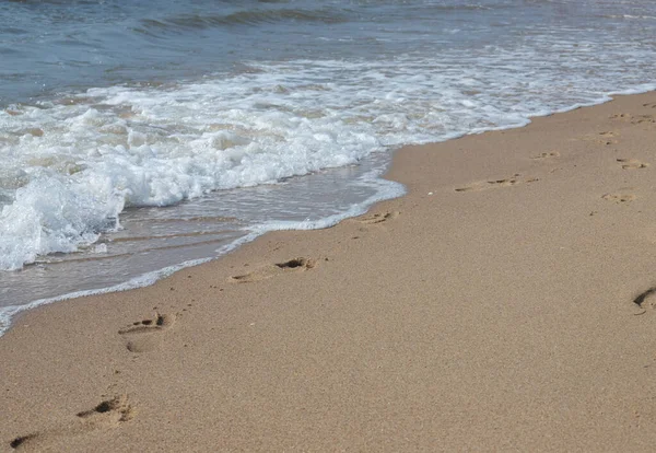 Stopy Písečné Pláži Stopy Písku Proti Mořské Vlně Stopy Slunečného — Stock fotografie