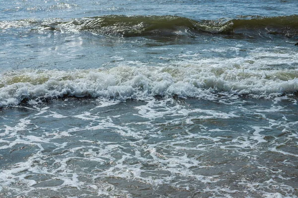 Mořská Vlna Sprejem Pěnou Břehu — Stock fotografie