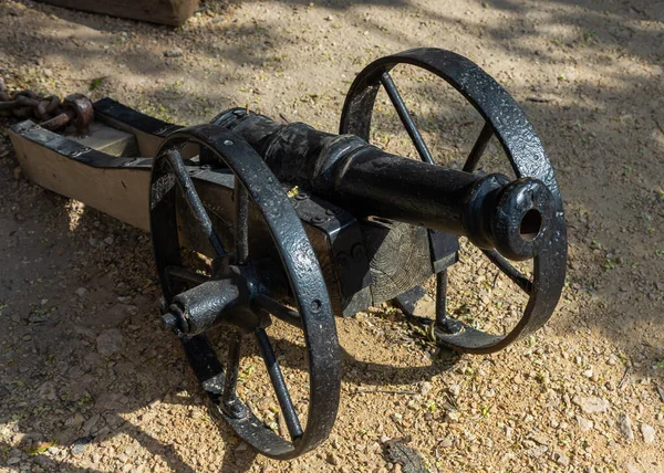 Uralte Kanonen. Alte Waffen in der Burg — Stockfoto