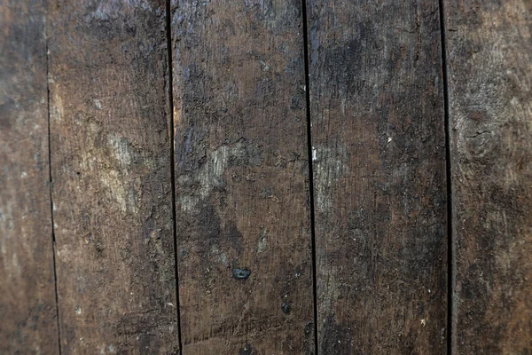 Старинные деревянные доски из коричневой бочки фоновая текстура с царапинами и черными пятнами на древесном зерне старого дубового дна — стоковое фото