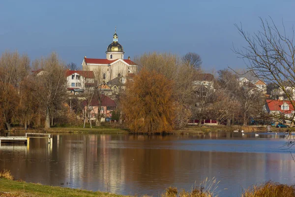 Παλιά πέτρινη εκκλησία στο Zbarazh Ουκρανία σε ηλιόλουστη ημέρα του φθινοπώρου καιρός — Φωτογραφία Αρχείου