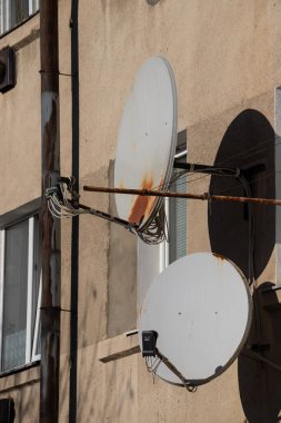 Televizyon uydusu parabolik anten evin duvarına bağlı..