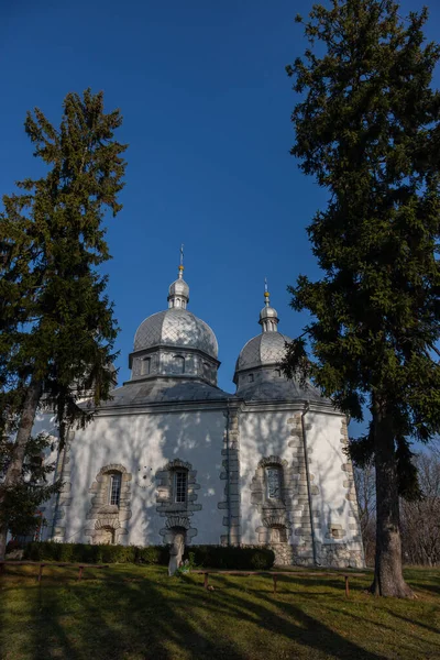 在阳光明媚的秋天里，乌克兰Zbarazh的古老石教堂 — 图库照片