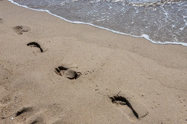 Empreintes Pas Homme Sur Plage Jaune Sable Marcher Pieds Nus — Photo