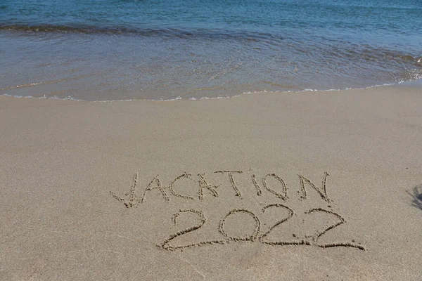 Nápis Dovolená 2022 Písku Vody Stoupající Vlny Pobřeží Pláž Dovolená — Stock fotografie