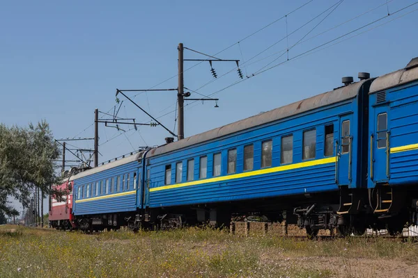 Vecchio Treno Passeggeri Blu Carrozze Una Giornata Estiva Soleggiata — Foto Stock