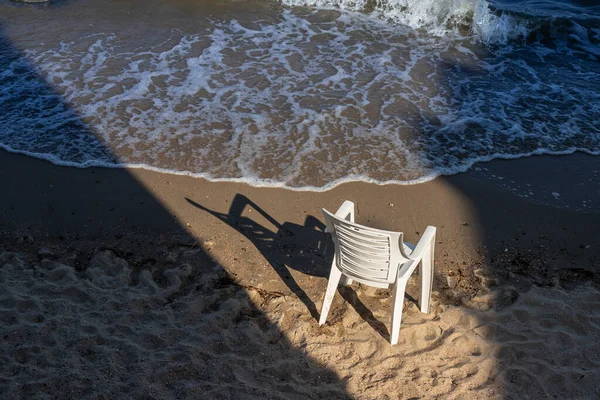 Fehér Műanyag Fotel Nedves Strandon Forró Napsütéses Időben Árnyékkal Kék — Stock Fotó