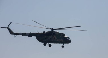 mavi gökyüzüne karşı askeri helikopter.