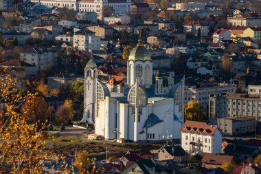 Avrupa küçük şehir manzarası, şehir manzarası. Ukrayna 'nın Chortkiv şehrinin merkezindeki küçük renkli binalara bakın. Avrupa 'yı Keşfe.