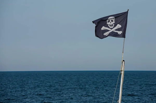 Alegre Roger Bandera Pirata Sobre Fondo Del Cielo Azul —  Fotos de Stock