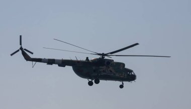 mavi gökyüzüne karşı askeri helikopter.