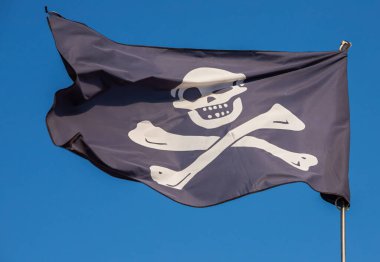 jolly roger. Korsan bayrağı. Mavi gökyüzünün arka planı..