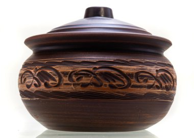 Sos için el yapımı seramik kap. Beyaz bir arkaplanda izole edilmiş.