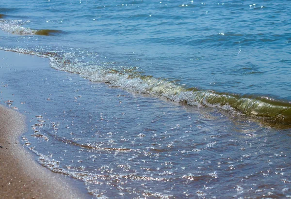 Sprey Köpükle Kıyıya Yakın Deniz Dalgaları — Stok fotoğraf