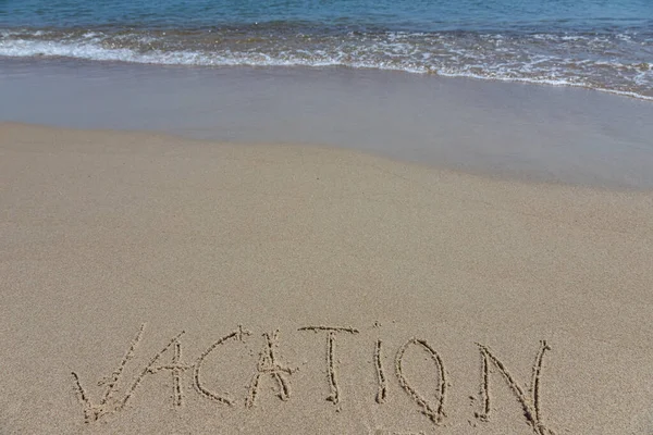 Iscrizione Mano Parola Vacanza Sulla Spiaggia Sabbia Tropicale Carta Viaggio — Foto Stock