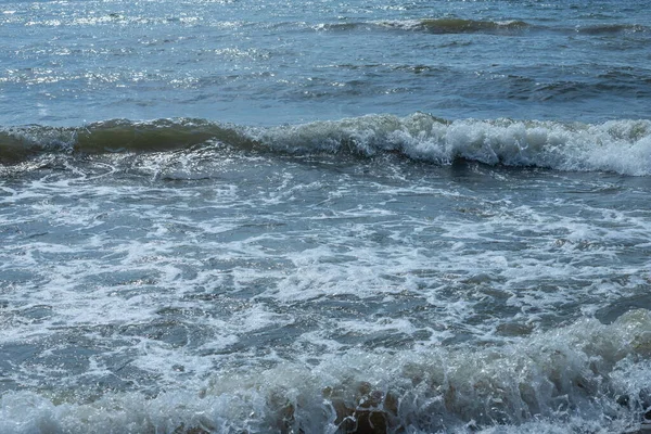 Mořská Vlna Sprejem Pěnou Břehu — Stock fotografie