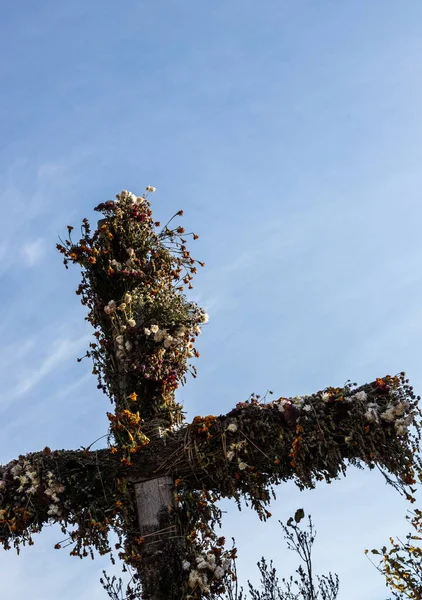 Krásný Dřevěný Kříž Vesnici Zdobené Květinami — Stock fotografie