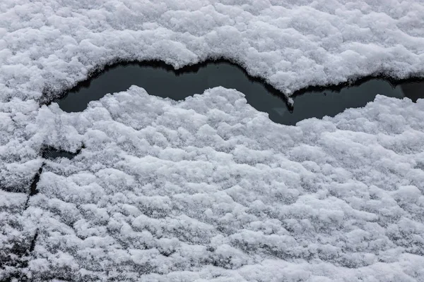 Vacker Vinter Bakgrund Med Snöig Mark Naturlig Snöstruktur Vindskulpterade Mönster — Stockfoto