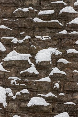 Ortaçağ taş duvar ile kar, tasarım arka plan metin için yer ile kaplıdır.