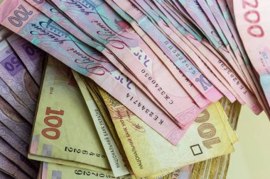 Kağıt para farklı mezhepler, banknotlar halinde Ukrayna hryvnia 50 bin 100, 200 hryvnias, yeni para, dağınık banknotlar ile geçmiş.