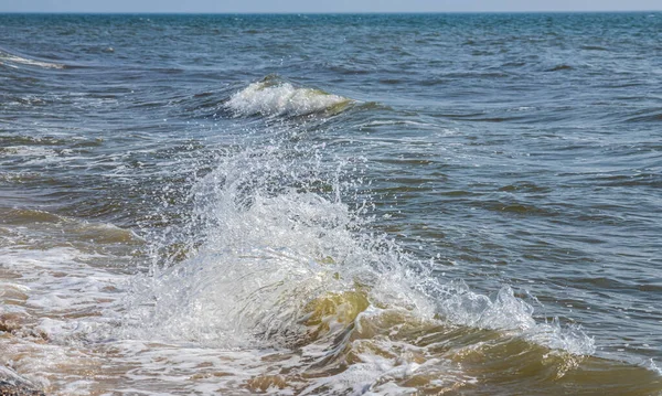 Fala Morska Sprayem Pianką Pobliżu Brzegu — Zdjęcie stockowe