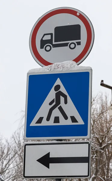 Señales Tráfico Paso Cruzado Queda Prohibido Movimiento Camiones — Foto de Stock