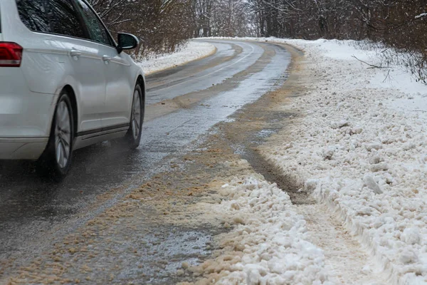 Kışın Kar Yağdıktan Sonra Araba Kullanmak Yolda Buz Sıcaklık Sıfırın — Stok fotoğraf
