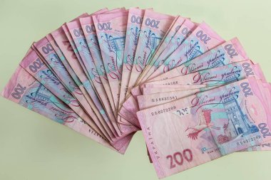 Ukrayna 'da kağıt para mavi arka planda yatırılır. 200 Hryvnia banknotları.
