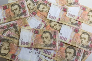Ukrayna 'da kağıt para mavi arka planda yatırılır. 100 Hryvnia banknotları.