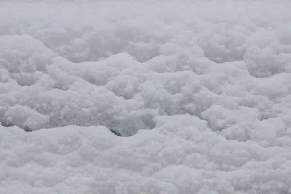雪の地面と美しい冬の背景 自然な雪のテクスチャ 雪の表面に風の彫刻パターン — ストック写真