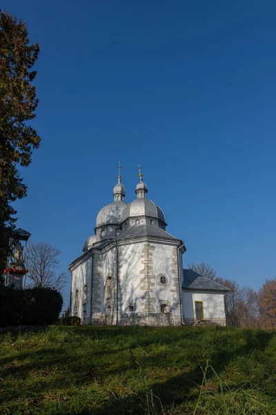 在阳光明媚的秋天里 乌克兰Zbarazh的古老石教堂 — 图库照片
