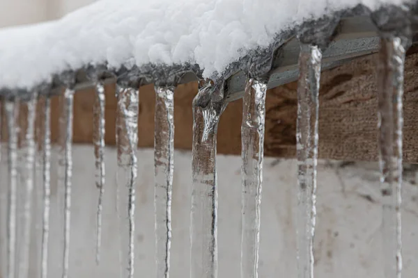 Icicles Techo Desagüe Está Lleno Nieve Hielo Icículos Cayendo Concepto — Foto de Stock