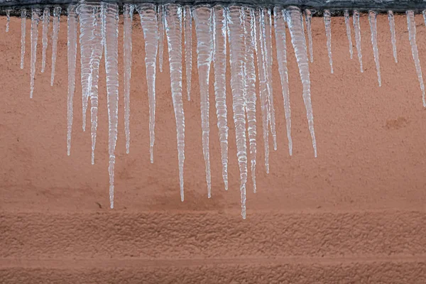 Jégcsapok Tetőn Lefolyó Tele Van Hóval Jéggel Jégcsapok Esési Veszély — Stock Fotó