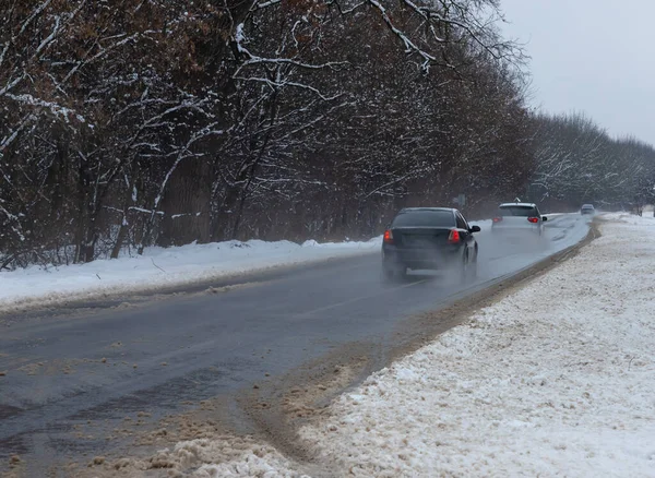 Kışın Kar Yağdıktan Sonra Araba Kullanmak Yolda Buz Sıcaklık Sıfırın — Stok fotoğraf