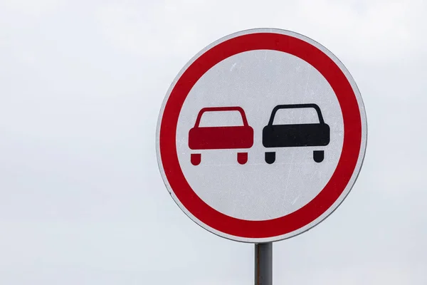 Rundes Verkehrsschild Überholverbot Isoliert Auf Weiß — Stockfoto